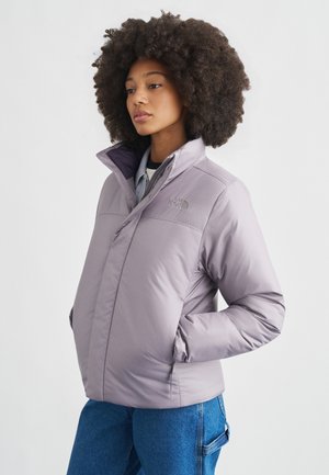 Hellviolette Steppjacke mit hohem Kragen, Reißverschluss und elastischen Bündchen. Verfügt über zwei Seitentaschen und ein gesticktes Logo auf der Brust.