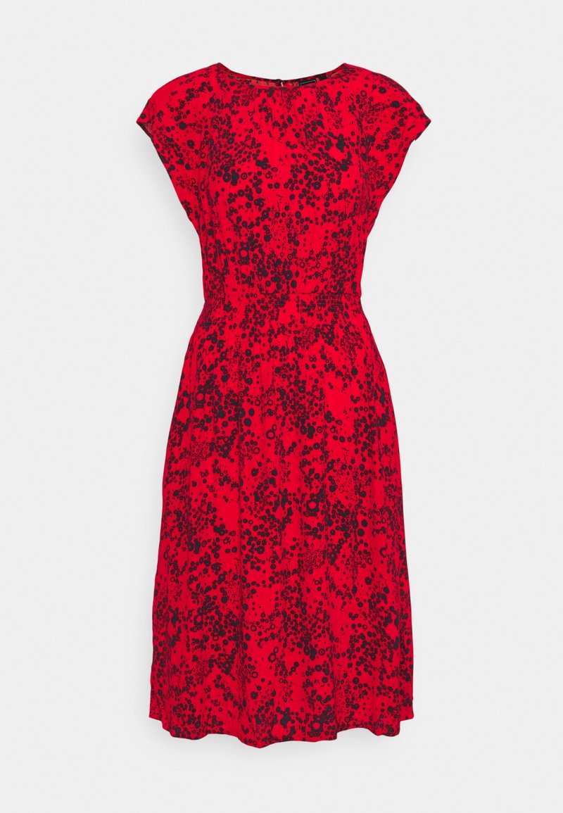 Abito rosso con maniche corte, vita stretta e gonna svasata, con motivi floreali neri su tutta la superficie. Tessuto dalla texture liscia.
