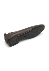 Brauner Lederschuh mit flacher Sohle, abgerundetem Zehenbereich und strukturiertem schwarzen Gummisohle. Minimalistisches Design ohne sichtbare Beschläge oder Akzente.