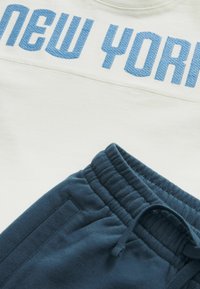 Next RELAXED FIT VARSITY SHORT SLEEVE AND JOGGER SET - Tepláky - ecru navy