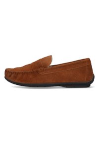 Mocassini in suede marrone con design stile mocassino, caratterizzati da una cintura decorativa e dettagli di cucitura. Suola in gomma nera per una buona aderenza.
