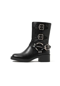 Stivali ankle in pelle nera con tre fibbie regolabili e un accento a fascia circolare. Il tacco quadrato e la texture liscia arricchiscono il design.