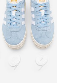 adidas Originals GAZELLE BOLD - Sapatilhas - clear sky/footwear white/gold metallic