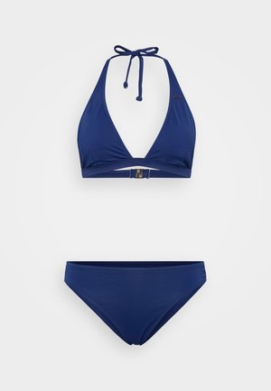 Conjunto de bikini azul-marinho com um top de halter que apresenta uma forma triangular e fecho de clasp, combinado com uma parte de baixo simples de cobertura média.