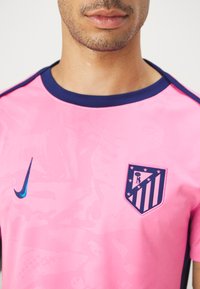 Nike Performance ATLETICO MADRID NIKE DF ACADEMY SHORT SLEEVES TOP K THIRD PRE-MATCH - Equipación de clubes - pink glow/blue void