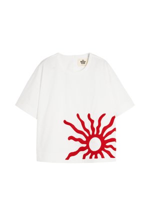 Biała bawełniana koszulka z krótkim rękawem, z czerwonym wzorem słońca po lewej stronie, okrągłym dekoltem. Płaskie wykończenie o minimalnej fakturze.
