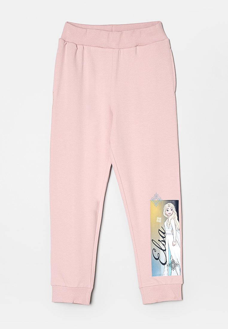 Różowe dresy mają ryflowany pas i mankiety, z nadrukowanym wzorem postaci na lewej nodze. Wykonane z miękkiego, elastycznego materiału.