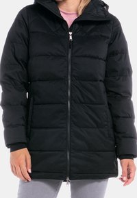 Svart pufferjacka med dragkedja framtill, hög krage och quiltat mönster. Har långa ärmar och en justerbar huva. Mjuk textur.