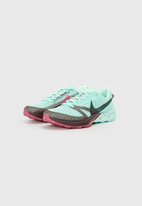 Nike tekaške čevlje z zgornjim delom iz mrežastega materiala v metini zeleni barvi, temno sivo obrobo, roza gumijastim podplatom in spekletnim dizajnom medplašča.