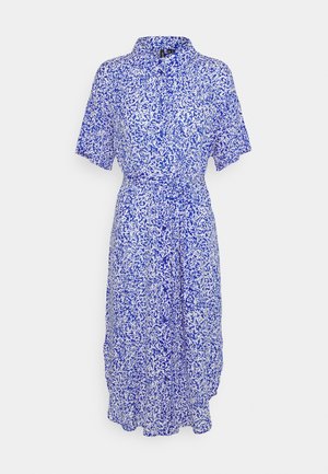 Niebiesko-biała midi sukienka z krótkim rękawem, kołnierzykiem, guzikami z przodu i paskiem w talii, ozdobiona abstrakcyjnym wzorem rozprysków.