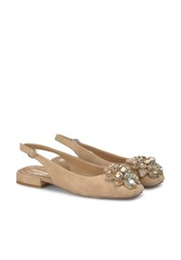 Beige suède slingbackschoenen met een ronde neus en platte hak, voorzien van een bloemenversiering met kralen en edelstenen aan de voorkant.