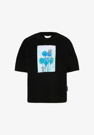 T-shirt nera a maniche corte con grafica di palma blu e scritta bianca "Palm Angels" al centro davanti.