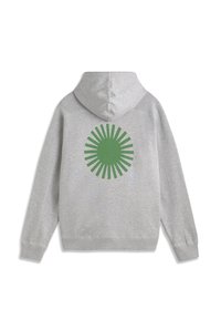 Sweatshirt à capuche gris clair à manches longues, avec un grand motif circulaire vert en forme de rayon de soleil au centre du dos.