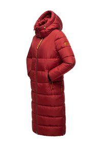 Rode gewatteerde lange coat met een hoge kraag, ritssluiting en twee zijzakken. Voorzien van een embleem op de linker mouw en contrasterende accenten.