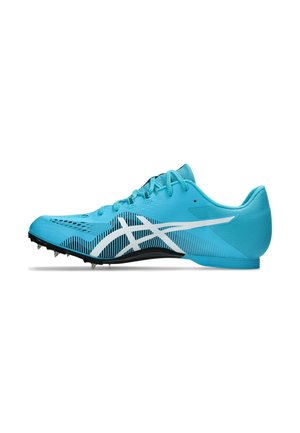 Zapatilla de sprint azul claro con tachuelas negras en la suela y franjas blancas del logo en el lateral, vista desde el lado exterior.