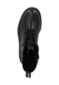 Stivaletto alla caviglia in pelle nera con lacci, borchie rotonde lungo il bordo della suola e linguetta con marchio sul tallone.