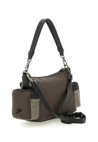 Borsa a tracolla in pelle marrone con una finitura testurizzata, accenti neri, tracolla regolabile e molteplici tasche con zipper. Dettagli in metallo eleganti.