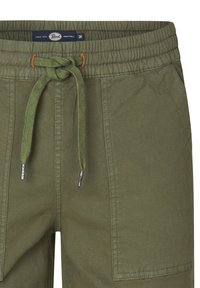 Groene katoenen shorts met een elastische tailleband, verstelbaar trekkoord en twee zijzakken. Bevat een logolabel op de tailleband.