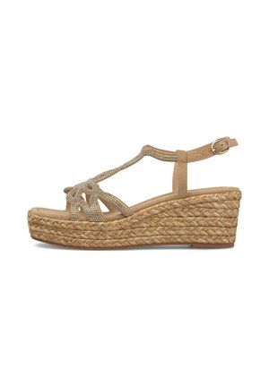 Sandalia cuña beige con plataforma trenzada de yute, tiras adornadas con pedrería y hebilla lateral ajustable.