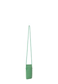 Grön vävd läder crossbody-väska med en lång justerbar rem, med en mjuk textur och rektangulär form. Enkel dragkedjestängning.