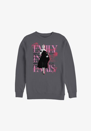 Ciemnoszara bluza z czarno-białą kobietą w czarnej sukience trzymającą torebkę, z nałożonym różowym i czarnym stylizowanym tekstem i grafiką.