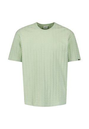 Hellgrünes T-Shirt mit kurzen Ärmeln und Rundhalsausschnitt, mit dezentem vertikalem Strukturmuster und kleinem schwarz-gelbem Etikett am linken Ärmel.