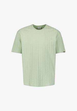 Lichtgroen T-shirt met korte mouwen en ronde hals, voorzien van een subtiel verticaal textuurpatroon en een klein zwart-geel label op de linkermouw.