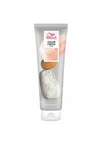Wella Professionals Color Fresh Mask in een zilveren tube heeft een ontwerp met roze en aardse steen grafieken. De tekst "pink blush" is prominent zichtbaar.