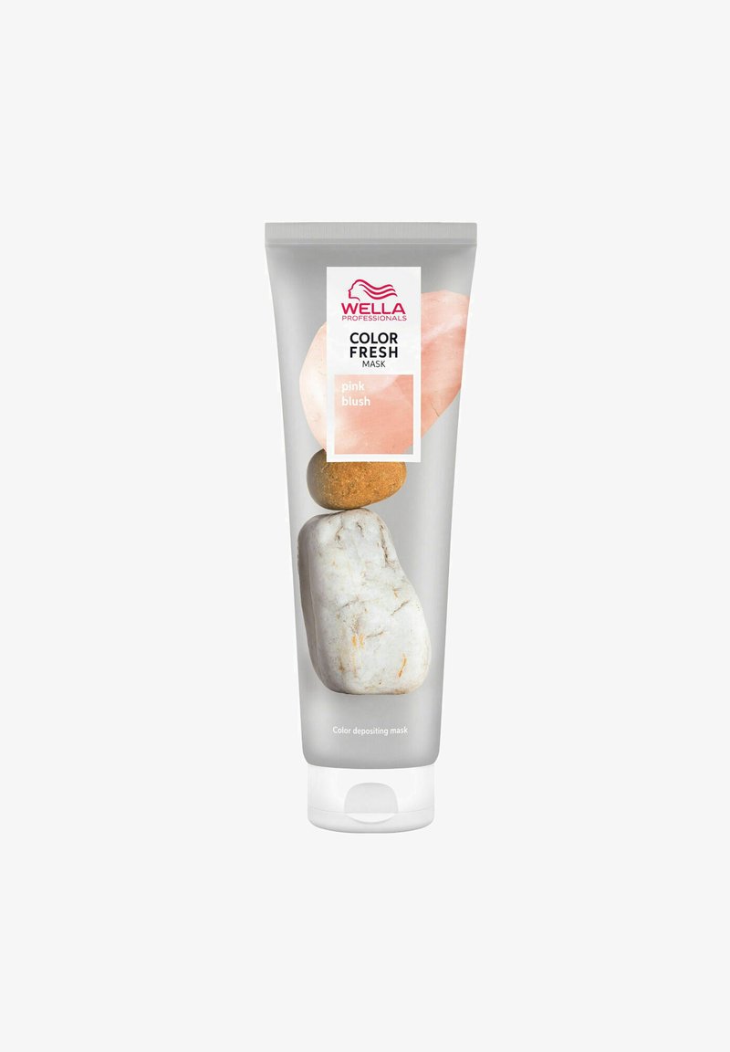 Wella Professionals Color Fresh Mask in een zilveren tube heeft een ontwerp met roze en aardse steen grafieken. De tekst "pink blush" is prominent zichtbaar.