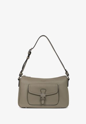Lederen handtas in gedempt groen, voorzien van een ritsluiting, verstelbare schouderband en een voorflapzak met een gespdetail. Glad textuur.