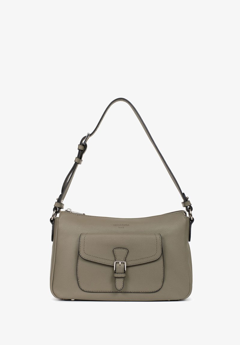 Sac à main en cuir de couleur vert sourd, doté d'une fermeture à zip, d'une sangle réglable et d'une poche avant avec rabat et détail de boucle. Texture lisse.