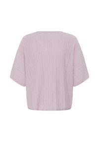Haut en maille violet clair à manches courtes, motif côtelé vertical et coupe légèrement boxy et ample.