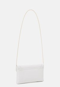 Valkoinen clutch-laukku, jossa on sileä pinta, ohut suorakulmainen muoto ja kullanvärinen ketjuhihna. Minimalistinen muotoilu, jossa hienovaraiset ompeleen yksityiskohdat.
