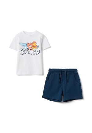 T-shirt bianca a maniche corte con animali dei cartoni animati e la scritta "STAY RAD", abbinata a pantaloncini con vita elastica blu navy e tasche.