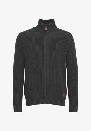 Süsinikhalli värvi tõmblukuga kampsun, millel on sooniline tekstuur, kõrge krae ja pruun nahklogoga plaastrid vasakul alakulgel.