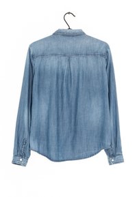 Camicia in denim con bottoni in blu medio. Presenta un colletto classico, maniche lunghe e un orlo curvo con spacchi laterali. Tessuto dall'aspetto liscio.