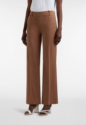 Pantaloni marroni a gamba larga con una texture liscia, dotati di vita con cinturino, chiusura frontale con bottone e tasche laterali discrete.