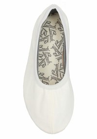 Weiße Leinenschlupfschuhe mit runder Zehenpartie, elastischem Einstieg und einer gemusterten, markierten Innensohle. Glatte Textur und minimalistisches Design.
