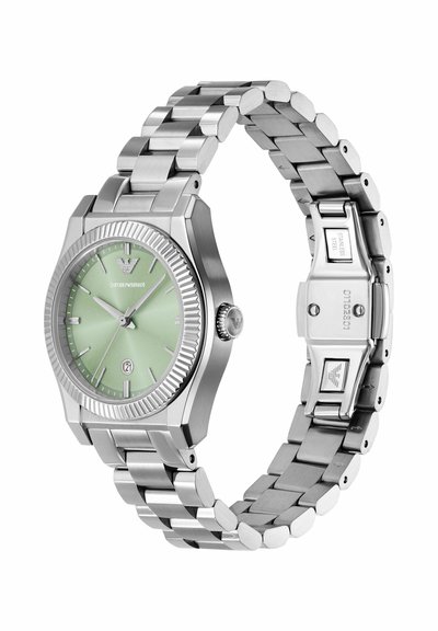 Orologio da polso Emporio Armani in acciaio inox argentato con quadrante verde, tre lancette, indicatore della data e bracciale in maglia metallica con fibbia.