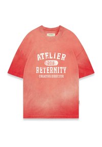 T-shirt oversize en dégradé rouge en coton. Présente un texte imprimé blanc : "ATELIER 2018 RETERNITY DIRECTEUR CRÉATIF" sur le devant.