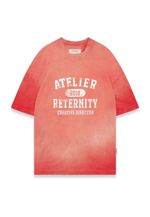 Crvena gradijentna majica preko veličine izrađena od pamuka. Ima bijeli otisak teksta: "ATELIER 2018 RETERNITY KREATIVNI DIREKTOR" na prednjoj strani.