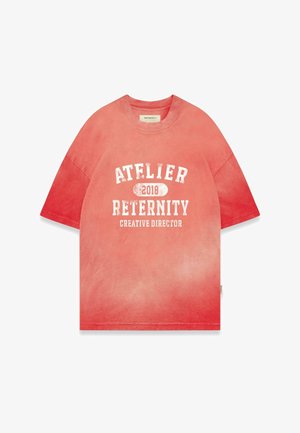 Veľká tričko s červeným gradientom vyrobené z bavlny. Na prednej strane má biele potlačený text: "ATELIER 2018 RETERNITY CREATIVE DIRECTOR".