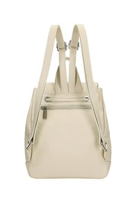 Crème-kleurige leren rugzak met dubbele verstelbare schouderbanden, gestructureerd oppervlak, voorvak met rits en accenten van zilverkleurig hardware.