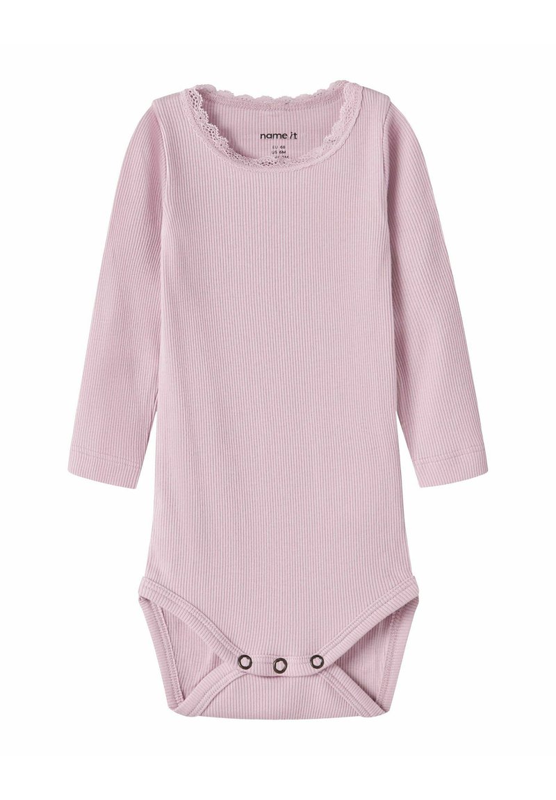 Otroški bodi z dolgimi rokavi iz mehke rožnate rebraste tkanine, z izrezom obrnjenim z betico in zaponkami na dnu.