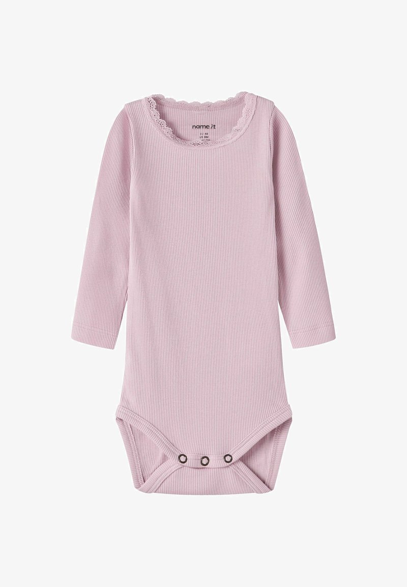 Otroški bodi z dolgimi rokavi iz mehke rožnate rebraste tkanine, z izrezom obrnjenim z betico in zaponkami na dnu.