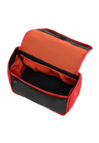 Rectangulaire tas met een zwarte body en een rode gestructureerde rits. Binnenin bevindt zich een oranje gaaszak en een zwart compartiment. Rits sluiting.