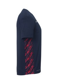 Chemise bleu marine à manches courtes avec un accent à motifs rouges sur le côté. Fabriquée en tissu extensible, elle présente un col rond et une texture lisse.
