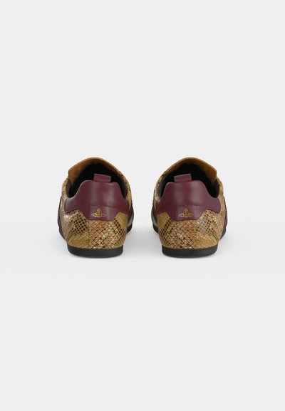 Ζευγάρι χαμηλά sneakers με καφέ και ταμπά σχέδιο ερπετού και μπορντό πάνελ στη φτέρνα με χρυσό λογότυπο, εμφανιζόμενα από πίσω.
