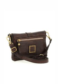 Borsa a tracolla in pelle marrone con finitura testurizzata, rifiniture in oro, tasca con zip e dettaglio borchiato sul davanti. Tracolla regolabile inclusa.