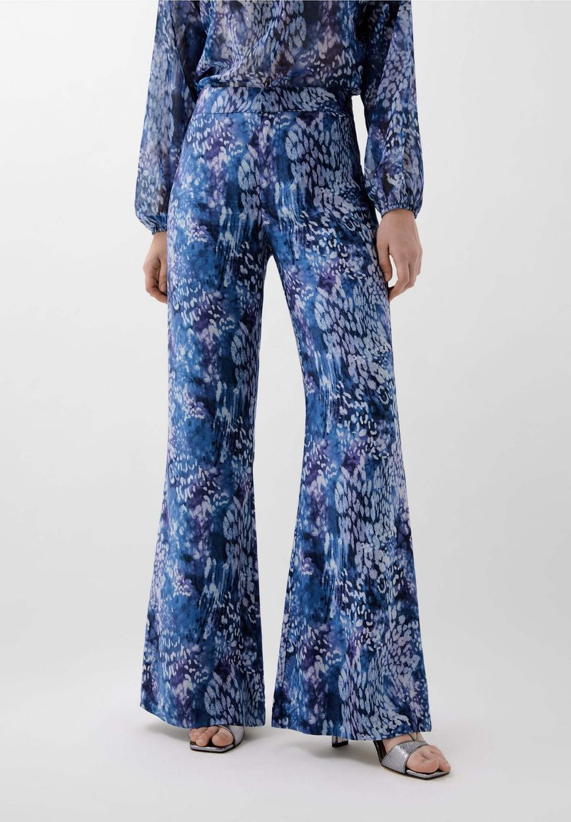 Pantalones acampanados en tonos azules con un estampado de patrón acuático. Confeccionados en una tela suave, presentan una cintura de altura media y una silueta fluida.